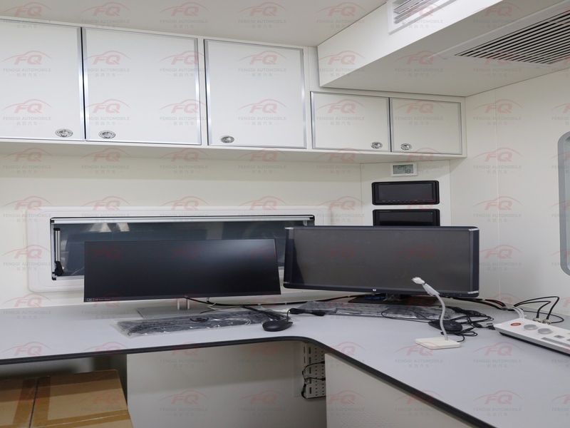 SHACMAN 8×4 Mobile Medical Laboratory Truck
